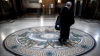 alors-que-la-justice-d-urgence-suit-son-cours-tant-bien-que-mal-pendant-la-pandemie-de-coronavirus-des-avocats-racontent-a-l-afp-l-exercice-tantot-hallucine-tantot-inquiet-de-leur-role-de-vigies-de-la-democratie_6254572